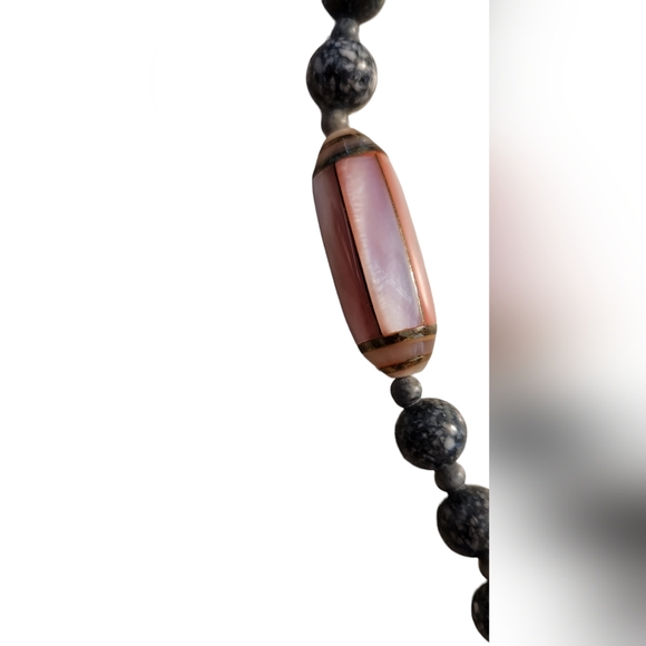 Black and Grey Jasper Beads with Dyed Pink Mother Of Pearl Necklace EUC Vintage - Picture 4 of 6